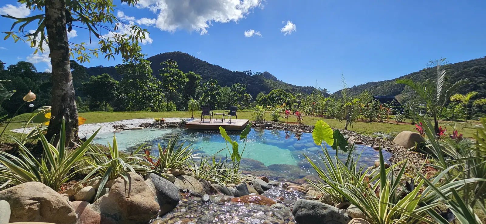 Piscina natural de filtragem por ozônio, com vista panorâmica para a serra