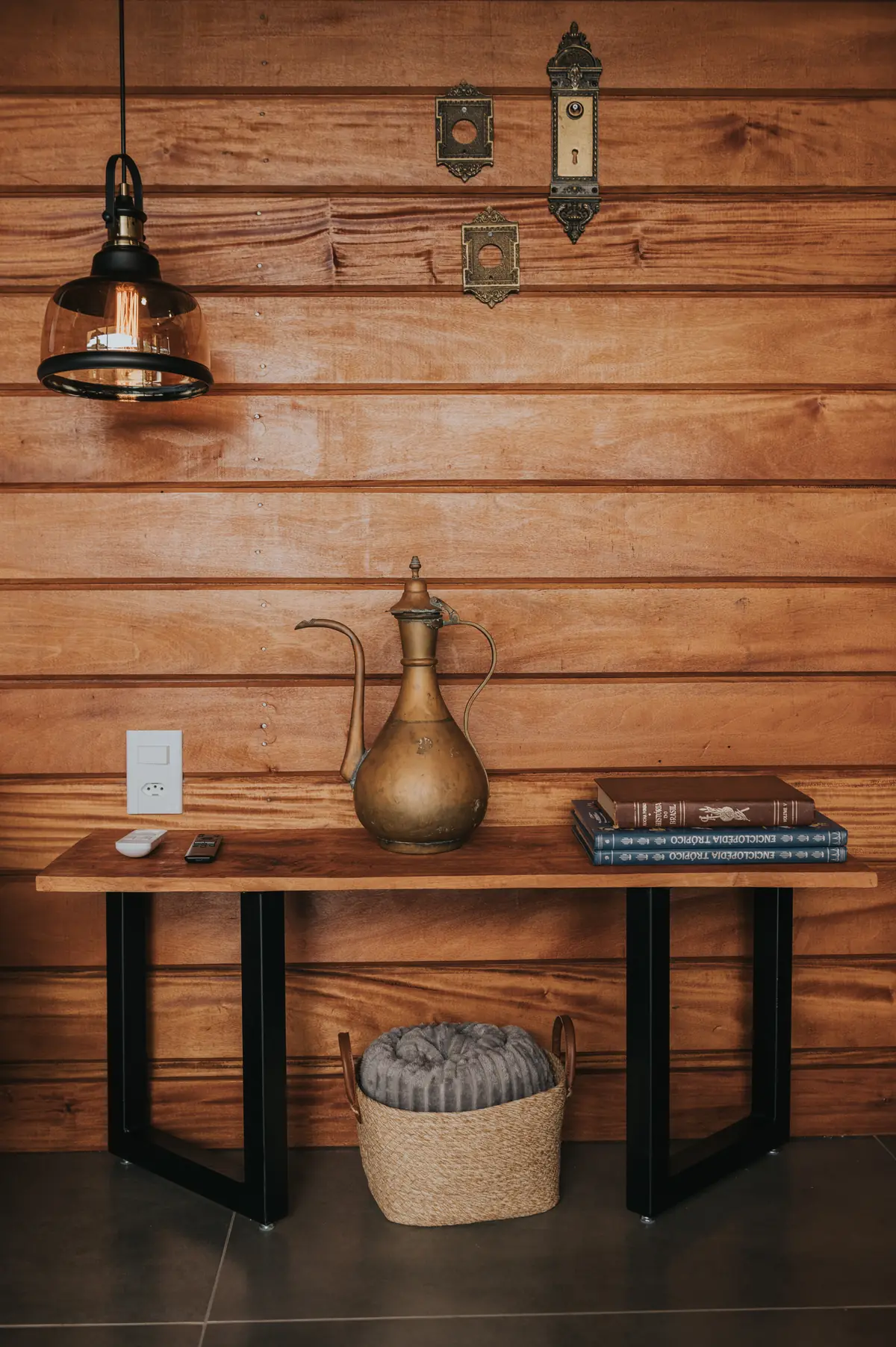 Detalhe da decoração em madeira de uma das cabanas