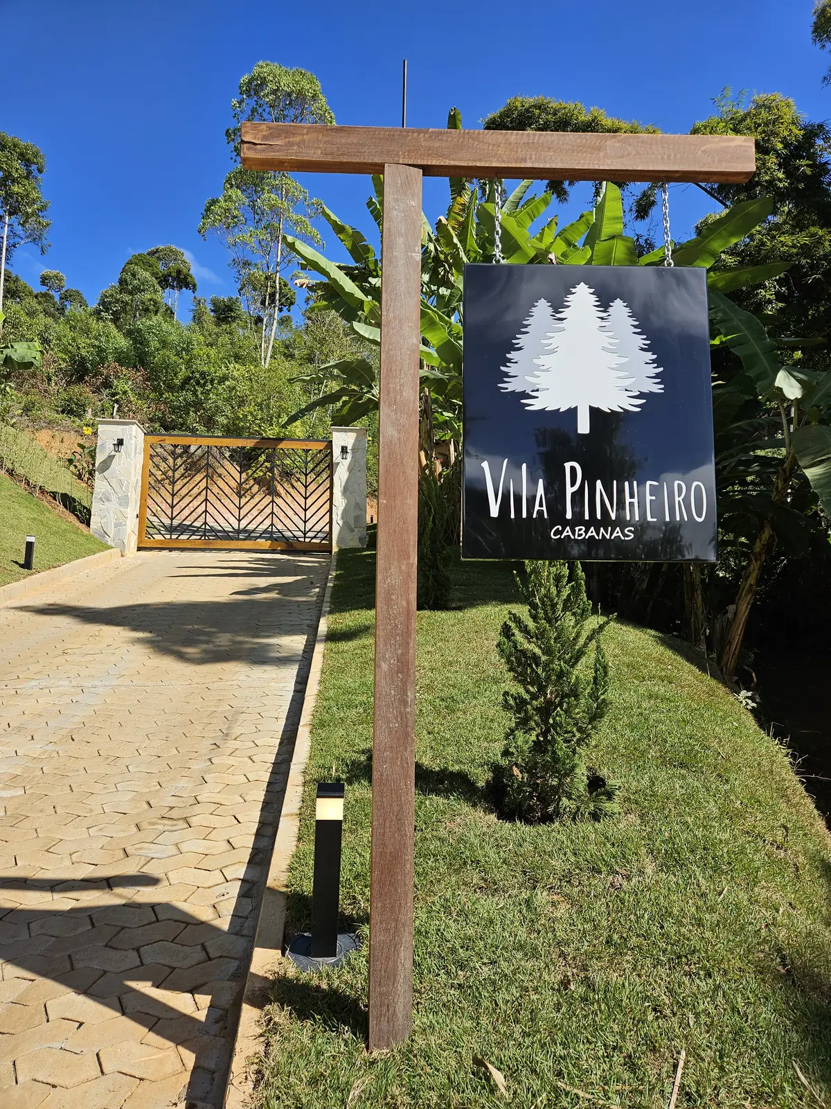 Placa da Vila Pinheiro Cabanas na entrada da propriedade