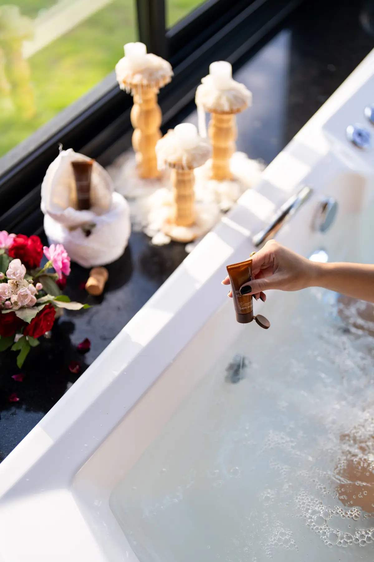 Banho de hidromassagem preparado com velas e flores